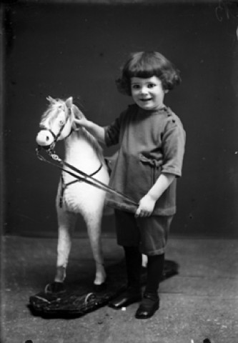 Enfant avec un cheval de bois