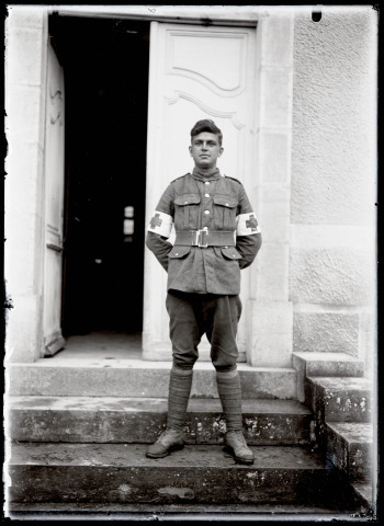 Portraits du Corps des forestiers canadiens et autres troupes : militaire du service médical au repos sur une marche.