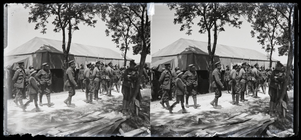 Fête canadienne entre Chapois et Le Larderet : militaires devant une grande tente pavoisée.