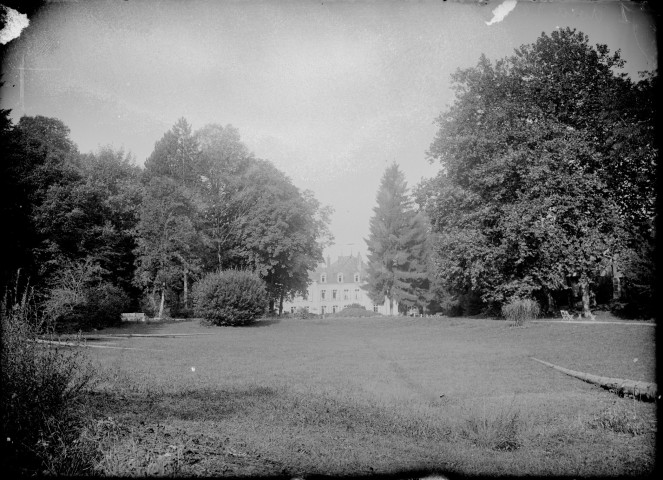 Bâtiment et parc. Vaux-sur-Poligny