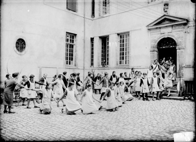 Ecole de Dijon. Jeunes filles devant l'école