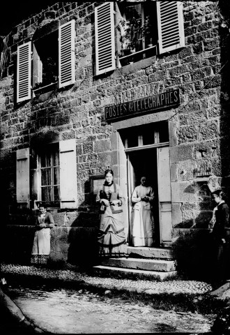 Femmes posant devant la poste de Nozeroy