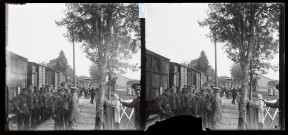 Arrivée des soldats canadiens à Vers-en-Montagne pour l'exploitation des bois de la Fresse : revue des troupes sur le quai de la gare.