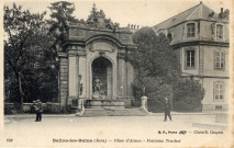 Salins-les-Bains (Jura). La Place d'Armes, la Fontaine Truchot. Paris, B.F. Paris.