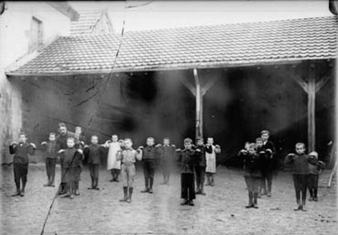 Enfants dans la cour. Ecole de Censeau