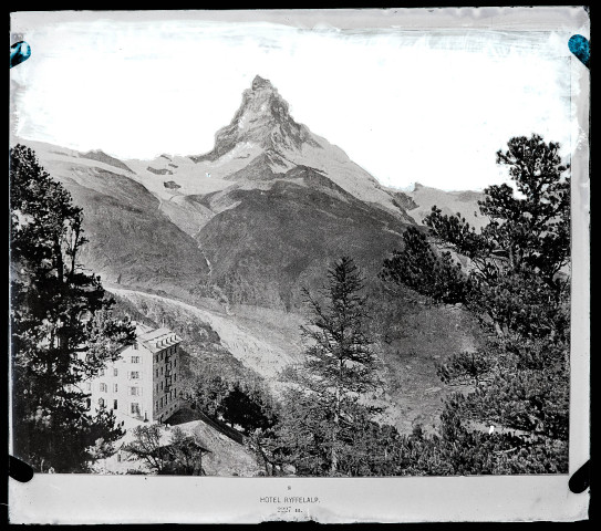 Reproduction d'un cliché intitulé "Hôtel Ryffelalp. 2227 m.".