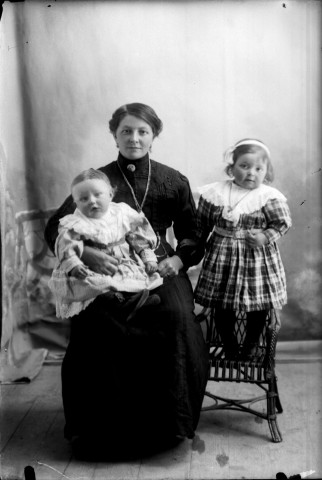 Une femme avec deux enfants