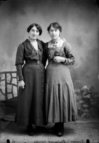 Deux femmes Perrin. Esserval-Combe