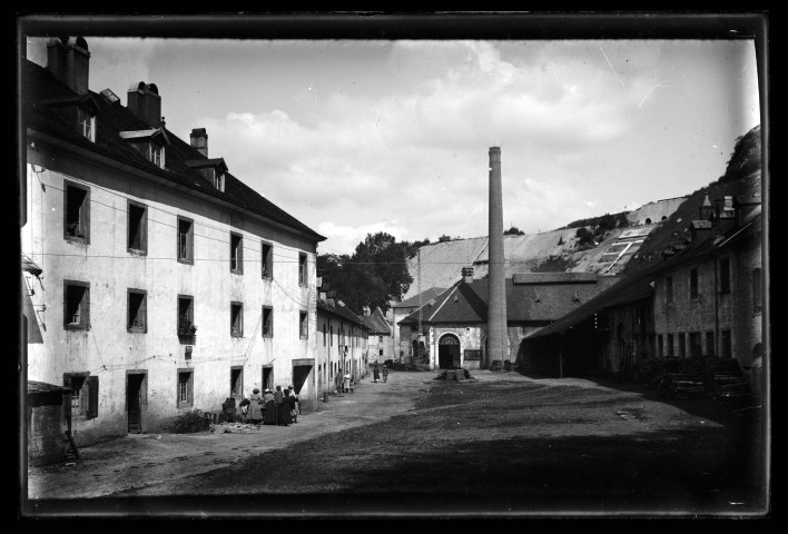 Forges de Châteauvilain à Bourg-de-Sirod, des groupes dans l'enceinte.