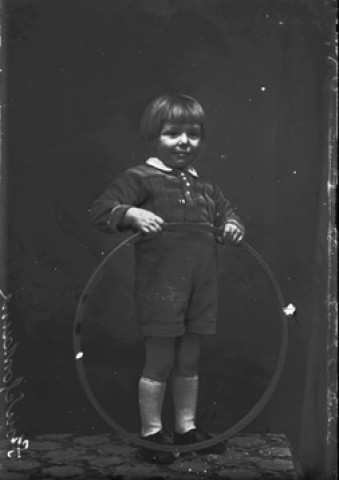 Enfant avec un cerceau. Froidefontaine