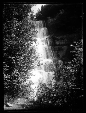 Cascades du Hérisson, la cascade de l'Éventail vue du sentier.