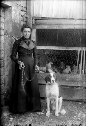 Une femme avec un chien. Arsure