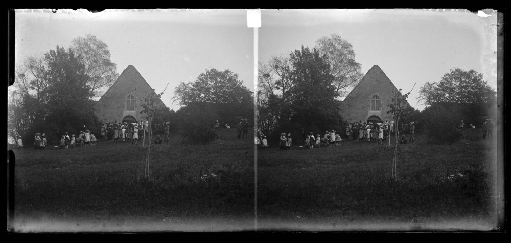 Pèlerins à la chapelle de l'ermitage Notre-Dame de Lorette à Port-Lesney.