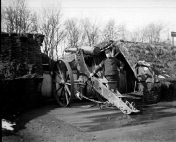 Militaire devant un canon. Belfort. 1915