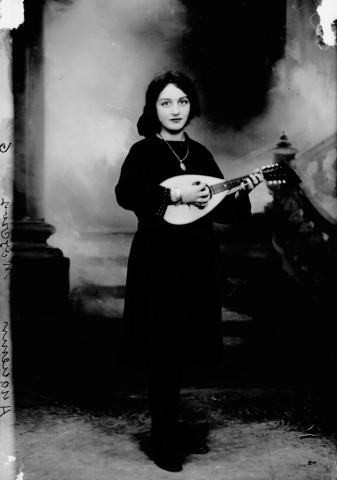 Jeune fille Auguenin avec un instrument de musique. Nozeroy