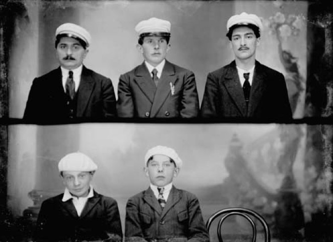 Trois hommes. Deux enfants