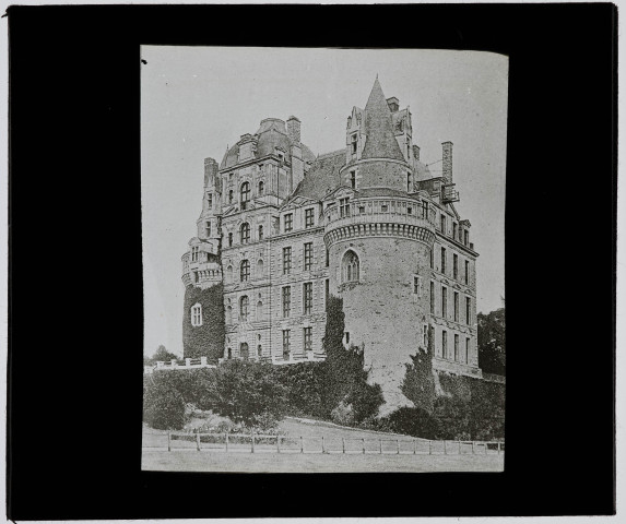 Reproduction d'une vue du château de Brissac.