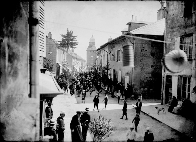 Fanfare dans une rue de Nozeroy, un jour de fête