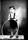 Enfant Gustave Royet avec un cerceau. Cerniébaud