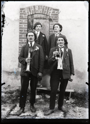 Portrait de groupe de quatre jeunes conscrits tenant des clairons : Paul Richerateaux en haut à gauche, Riquet Darbon à sa droite, Gabriel Tribut en bas à gauche, Robert Putod à sa droite.