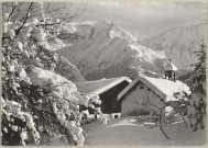 Maison dans un paysage de neige et soleil