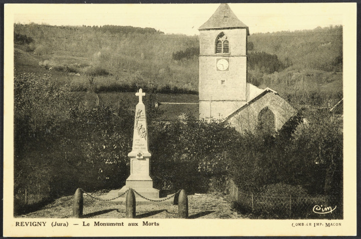 Revigny le monument aux morts Avec le clocher