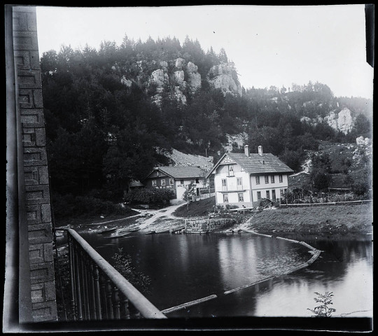 Hôtel de la chute et maisons aux derniers bassins du Doubs.