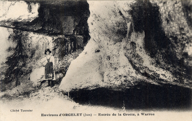 Orgelet (Jura). Environ d'Orgelet. Entrée de la grotte à Warroz.