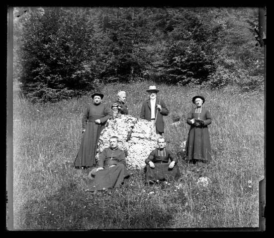 Abel Coutemoine, sa fille Anne et quatre personnes du clergé dans un champ.