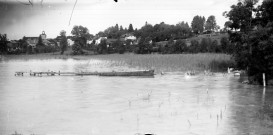 Village au bord d'un lac