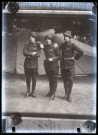 Reproduction du portrait de trois hommes en uniforme devant une tente.