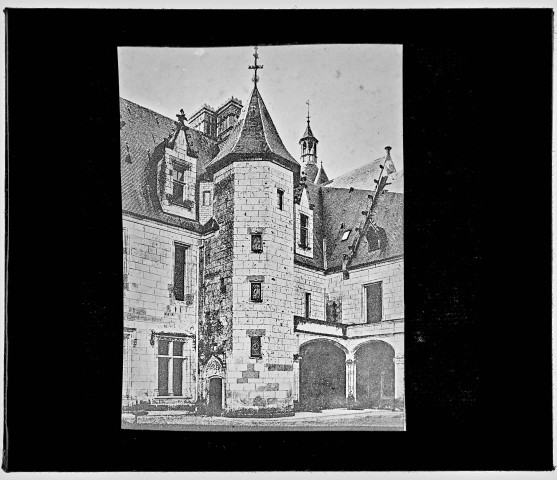 Reproduction d'une vue de la cour intérieure et de la capitainerie du château de Chaumont-sur-Loire.