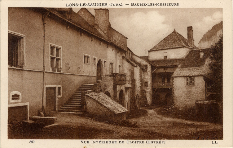 Baume-Les-Messieurs (Jura). Vue intérieure du cloître (entrée). Paris, LL.