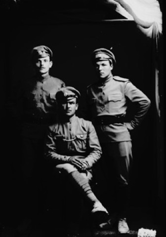 Trois militaires canadiens