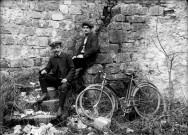 Deux hommes avec des vélos