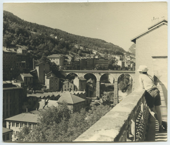 Vue prise de la terrasse vers le viaduc.