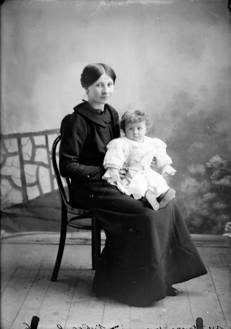 Femme Henri Faivre avec un enfant. Billecul