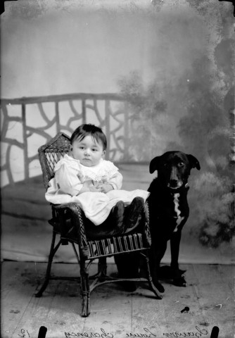 Enfant Louise Chauvin avec un chien. Charency