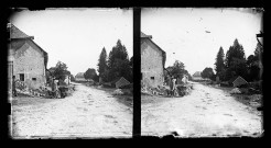 Entrée du village de Vers-en-Montagne sur la route de Salins, un colporteur vient d'arrêter sa voiture tirée par des chiens.