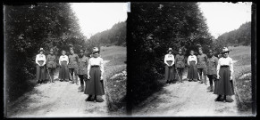 Trois femmes accompagnées de trois militaires sur le chemin de la ferme de la Vassoie.