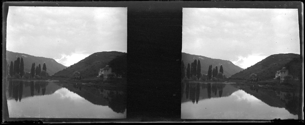 Maisons au bord du Doubs près de Besançon.