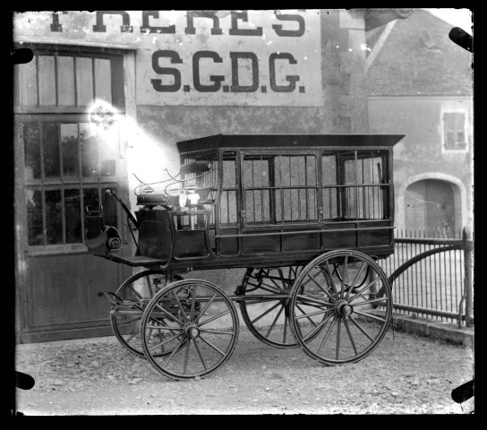 Fourgon hippomobile devant l'atelier de fabrication Carrosserie Bouveret à Andelot-en-Montagne.