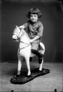 Enfant avec son cheval de bois