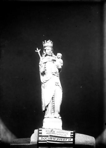 Une statue représentant la Vierge à l'enfant