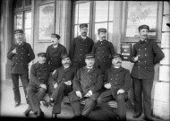 Neuf agents des chemins de fer devant la gare