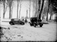 Deux voitures devant un monument aux morts. Société Jura. Doubs