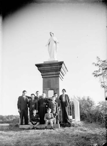 Groupe devant une statue
