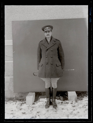 Portraits du Corps des forestiers canadiens et autres troupes : officier du 165e bataillon canadien en manteau d'hiver, de face.