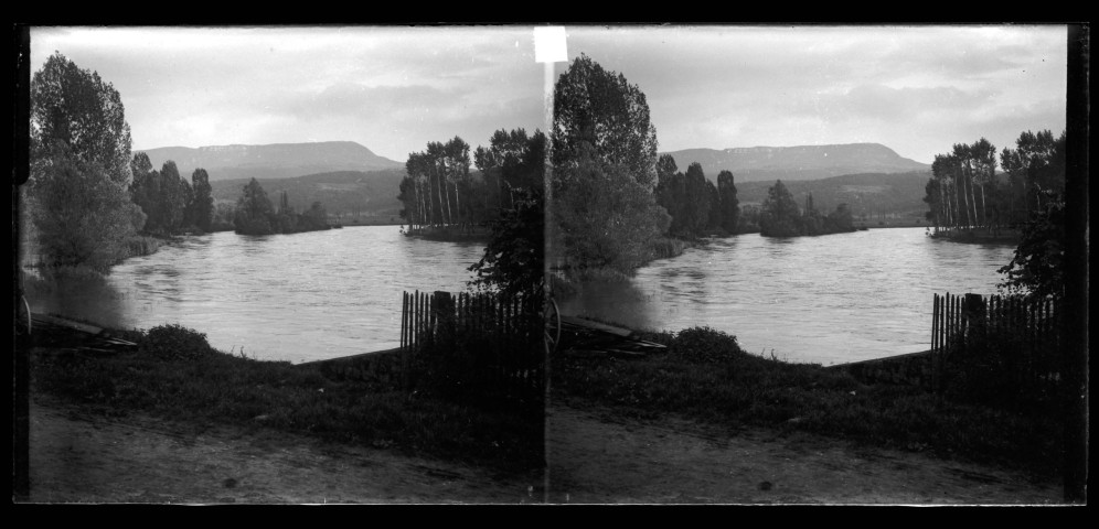 La Loue en amont du pont de Port-Lesney.