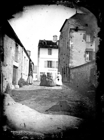 Quatre femmes dans une rue